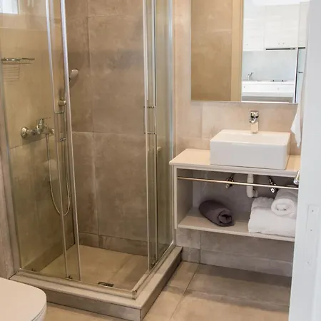 Three Stars アパート カルパトス